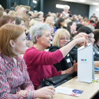Voting at the end of SWIB's #indyref debate<br/><a href="gallery/swib_indyref_apr2014/433/add/#comments">Add comment</a>